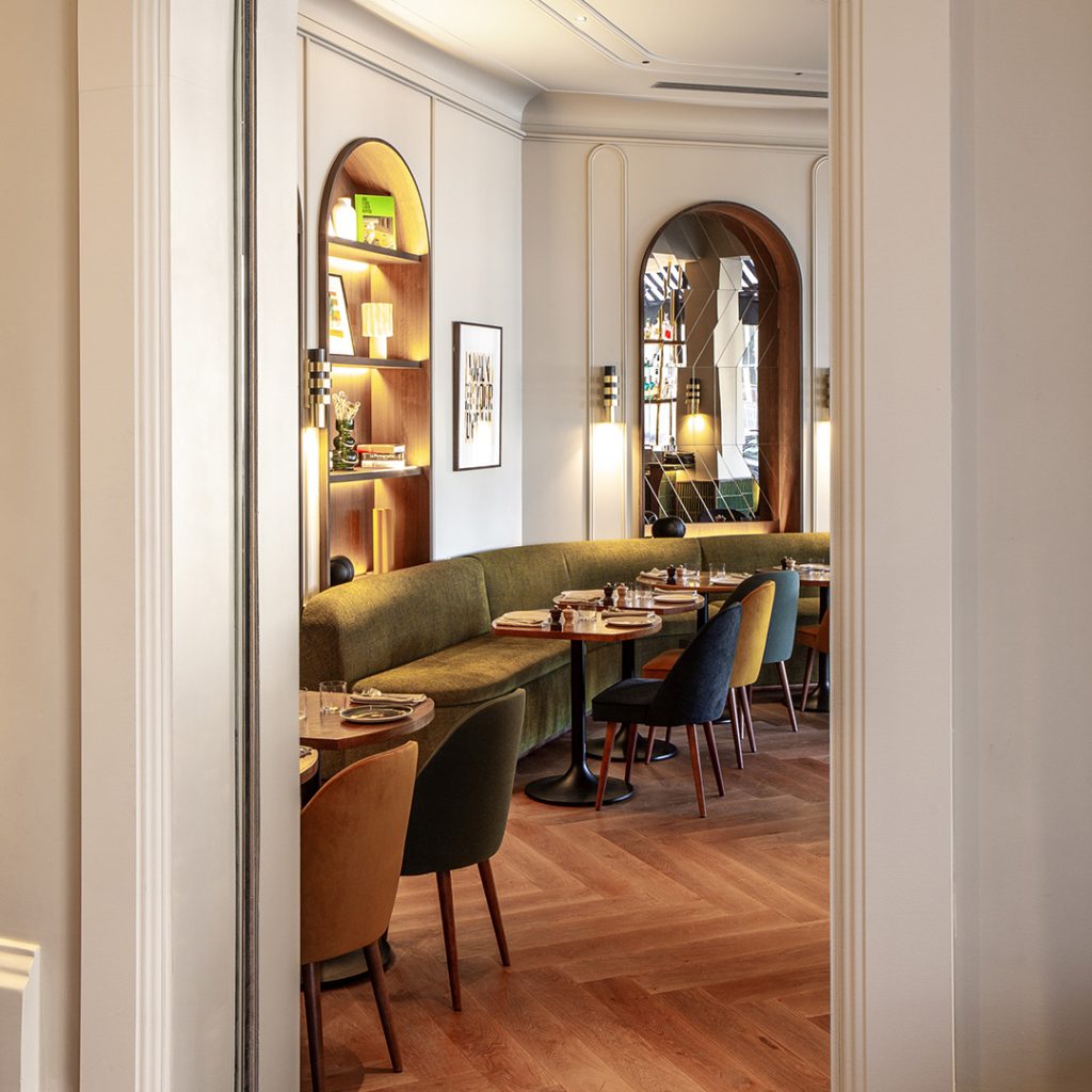 Comptoir du bar Flanelles, café et cocktails face à la Gare du Nord