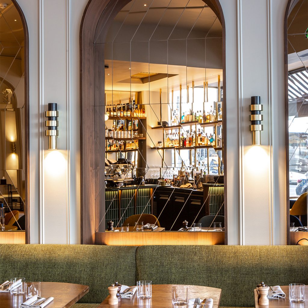 Salle du restaurant Flanelles, ambiance parisienne contemporaine, Paris 10e Gare du Nord