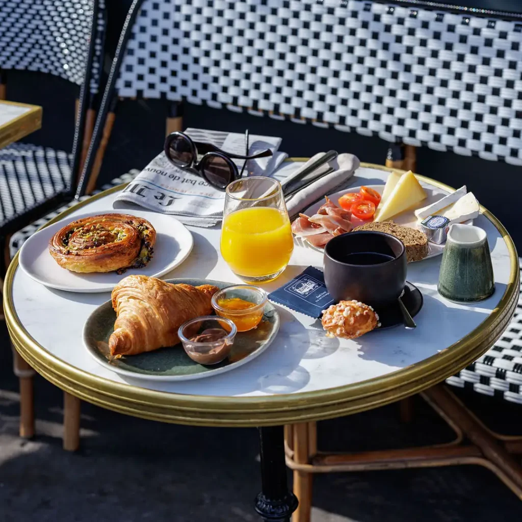 Petit déjeuner en terrasse, Flanelles Café